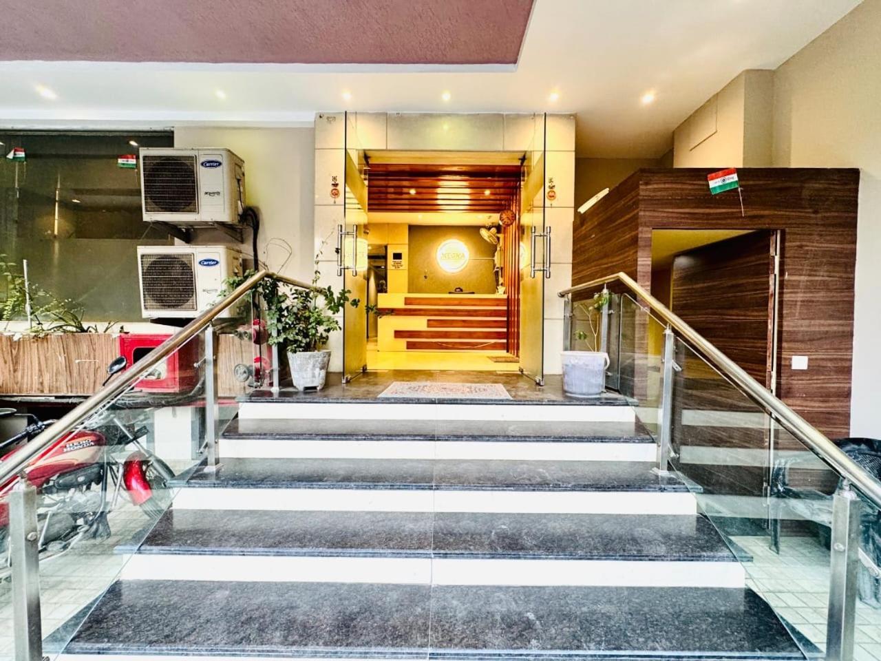 Hotel Megha Inn Lakhnau Kültér fotó