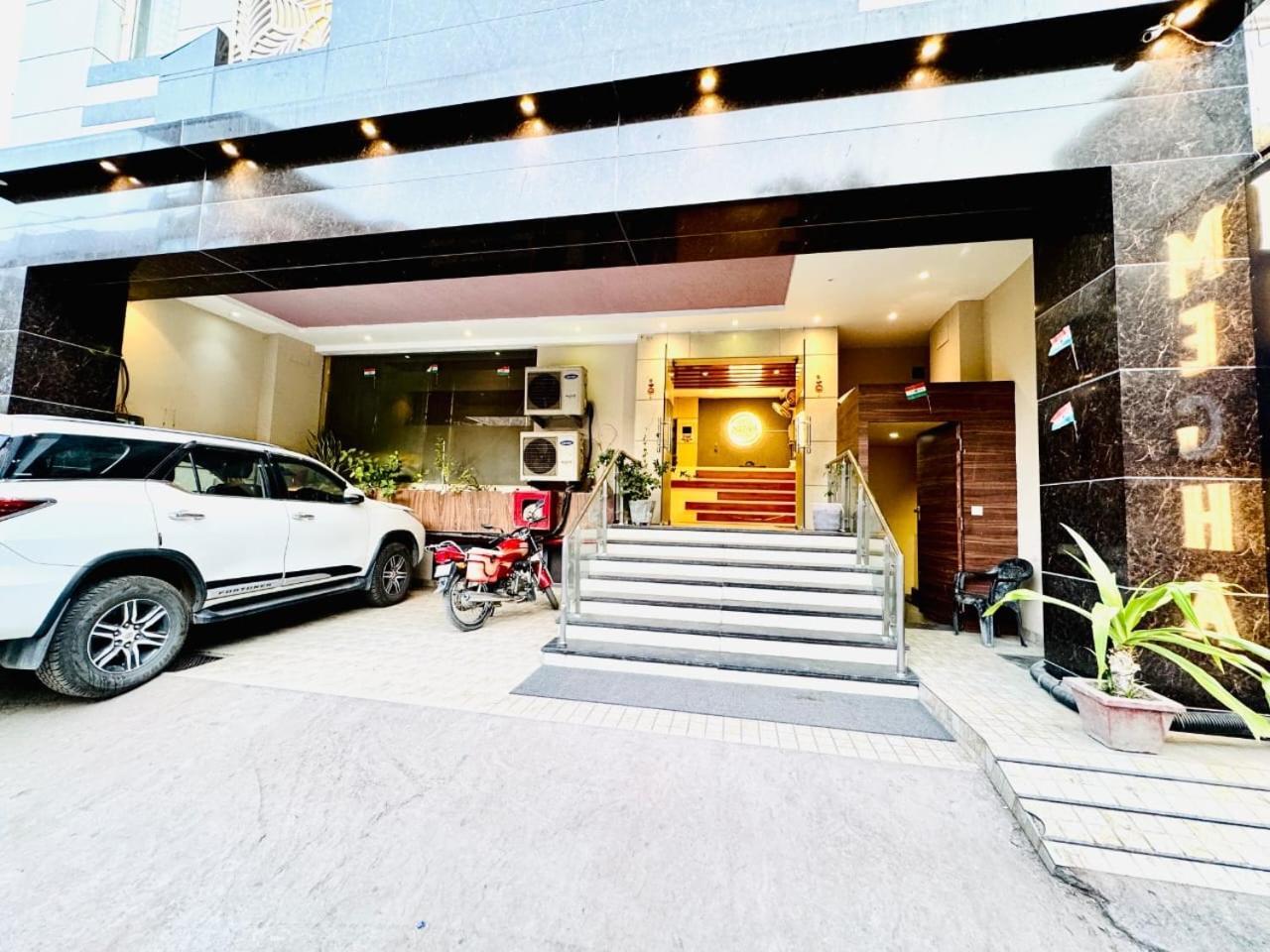 Hotel Megha Inn Lakhnau Kültér fotó