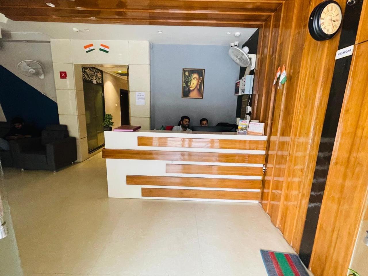 Hotel Megha Inn Lakhnau Kültér fotó