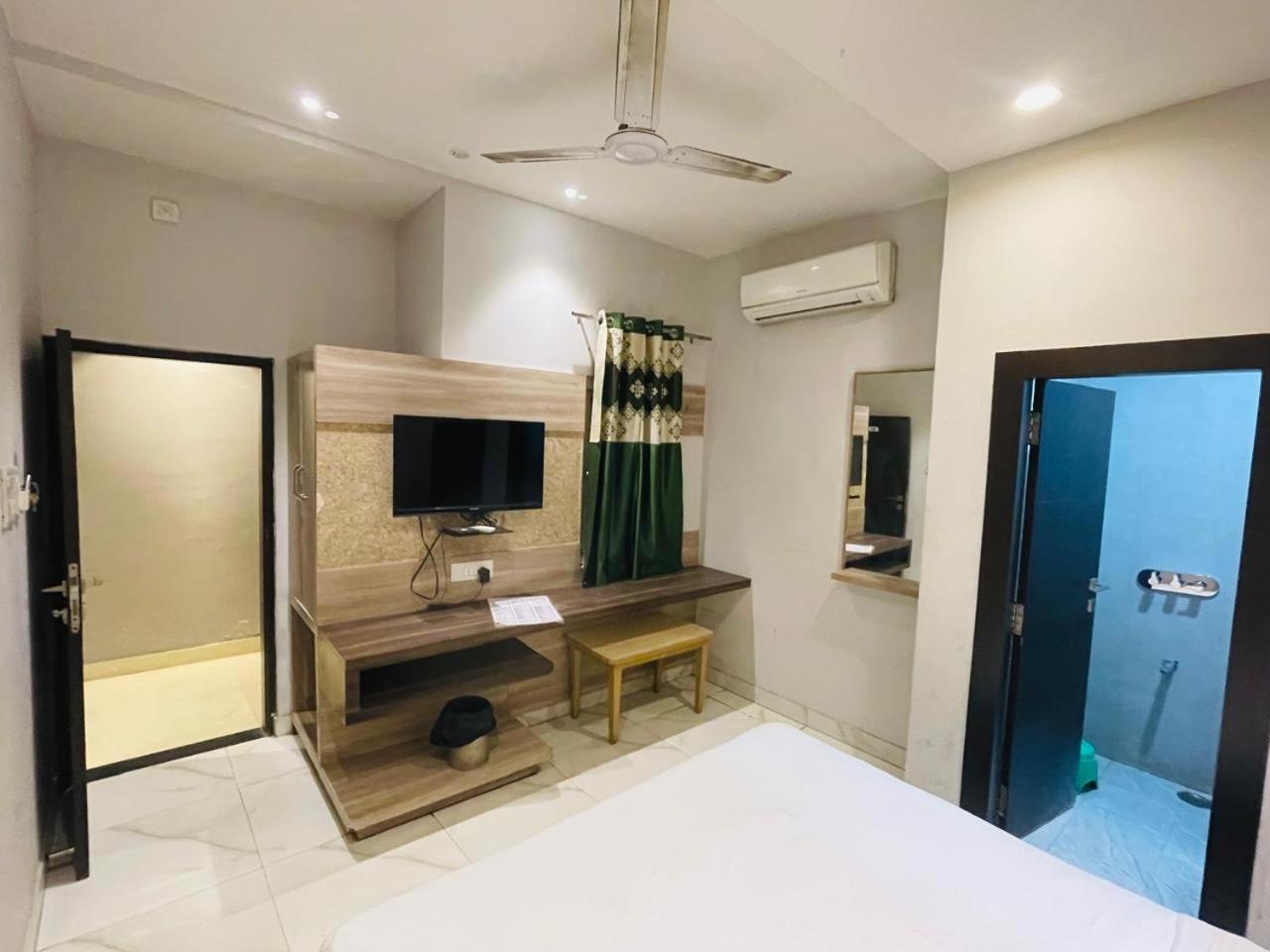 Hotel Megha Inn Lakhnau Kültér fotó