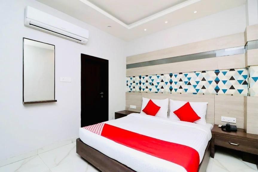 Hotel Megha Inn Lakhnau Kültér fotó
