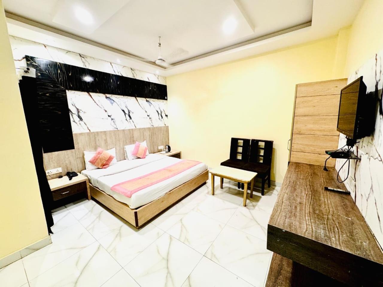 Hotel Megha Inn Lakhnau Kültér fotó