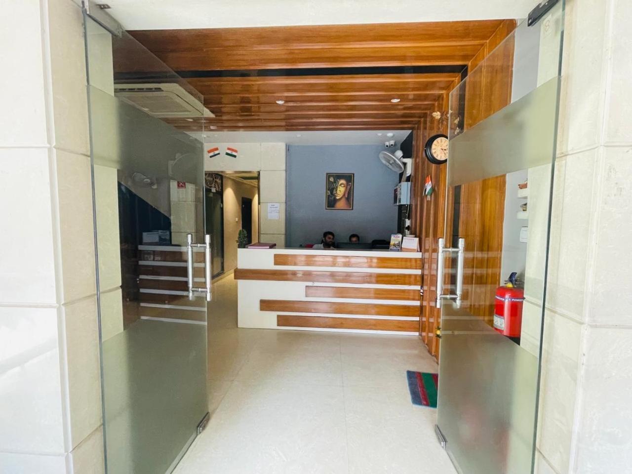 Hotel Megha Inn Lakhnau Kültér fotó