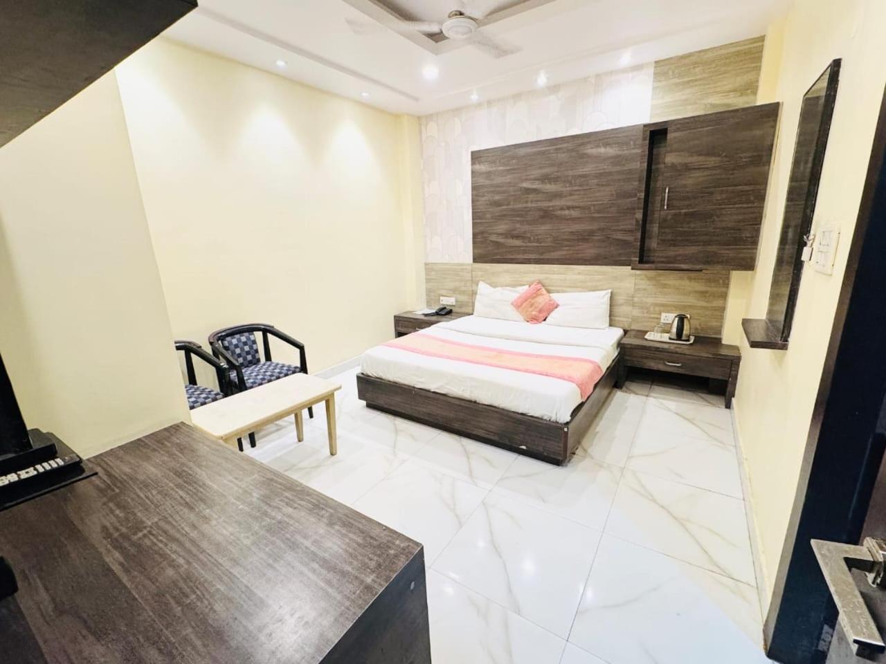 Hotel Megha Inn Lakhnau Kültér fotó
